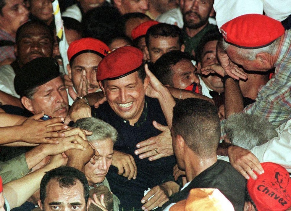 Hugo Chávez durante sua campanha em dezembro de 1998 — Foto: BBC News fonte
