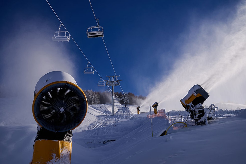 Em dezembro, pistas e rampas de esqui em Livigno usavam canhões de neve para preparar o espaço para as competições — Foto: Mattia Ozbot/Getty Images