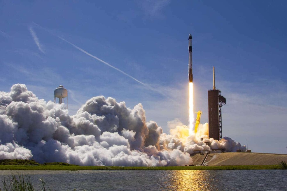 Foguete Falcon 9, da SpaceX, na primeira missão que levou turistas à Estação Espacial Internacional  — Foto: Divulgaçã/SpaceX