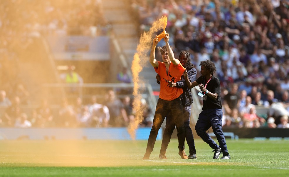 Ativista do grupo Just Stop Oil é detido durante o Gallagher Premiership Final entre Saracens e Sale Sharks no estádio Twickenham, em Londres — Foto: David Rogers/Getty Images