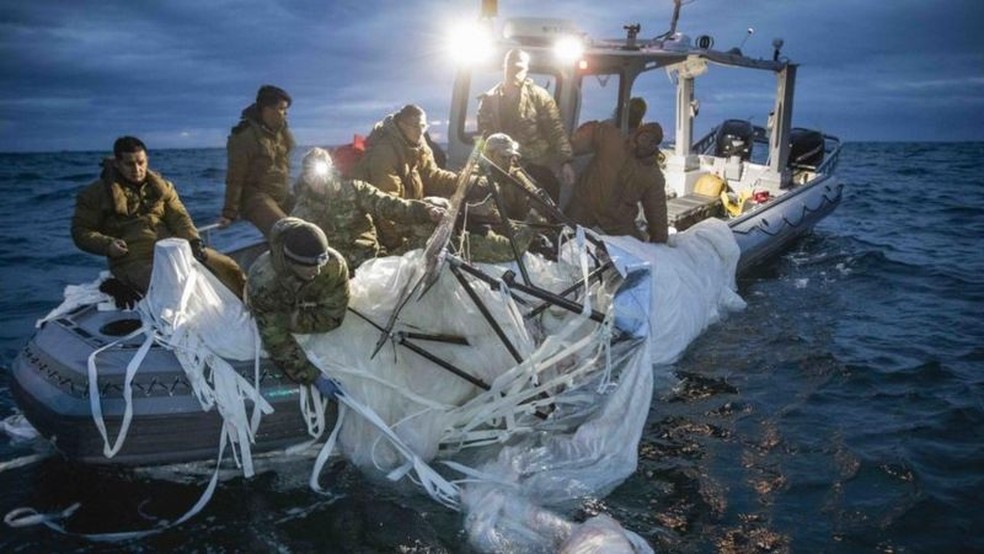 Navios e mergulhadores dos EUA ainda estão à procura de destroços de um balão abatido na costa da Carolina do Sul — Foto: GETTY IMAGES/VIA BBC