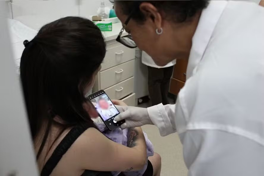 Especialista coletando biometria de recém nascido sem contato por causa da tecnologia