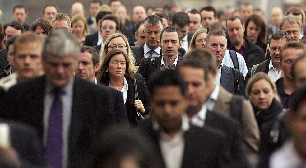 Desemprego em massa em trabalhos de colarinho branco teria forte impacto na economia, segundo os autores — Foto: BBC News fonte