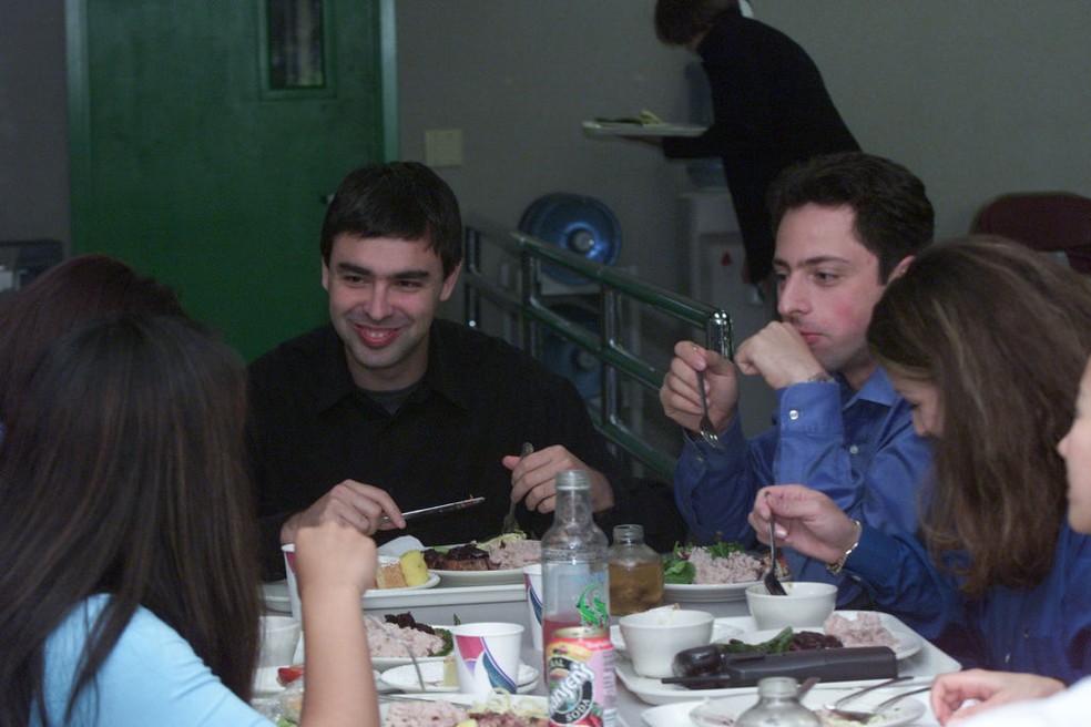 Larry Page e Sergey Brin almoçando com funcionários do Google três anos após a fundação da empresa — Foto: San Francisco Chronicle/Hearst Newspapers via Getty Images