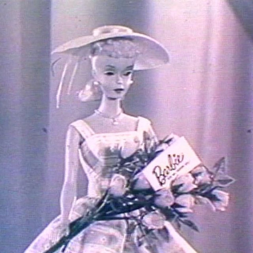 Imagem do primeiro anúncio de TV da Barbie em 1959 — o modelo original foi inspirado em uma boneca alemã projetada para adultos, para ser dada como um presente atrevido em despedidas de solteiro — Foto: Mattel