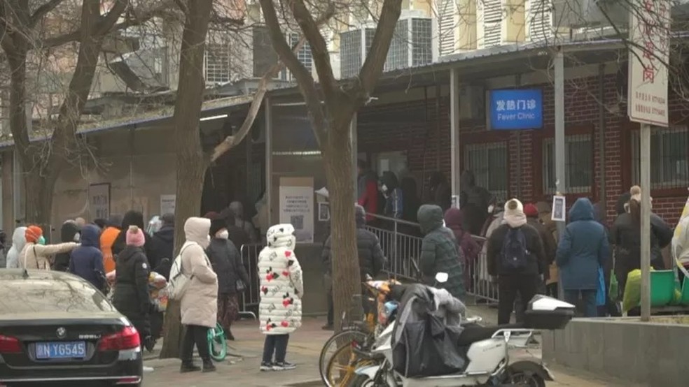 A fila do lado de fora de uma clínica para pacientes com suspeita de covid, em Pequim, na segunda-feira (12/12) — Foto: BBC