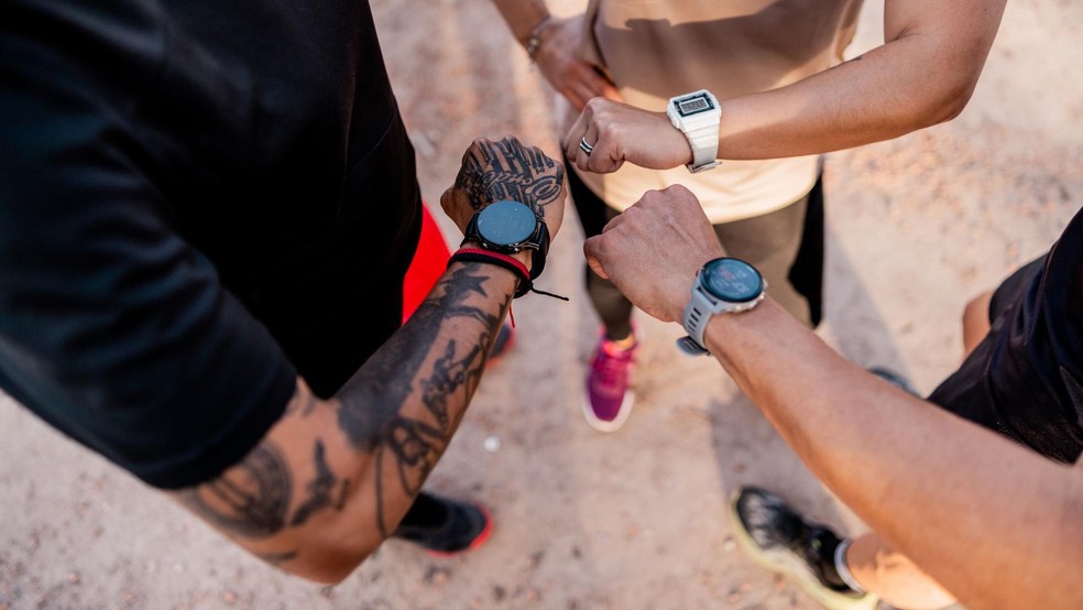 Existem muitas marcas de smartwatches no mercado, com preços que variam enormemente — Foto: BBC News fonte