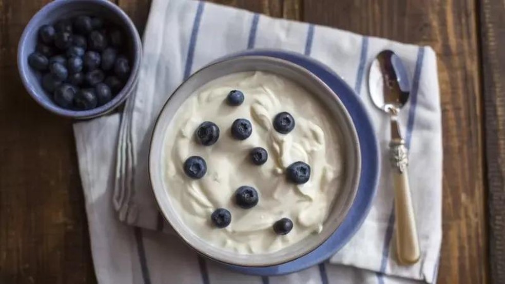 Psiquiatra nutricional recomenda consumo de iogurte natural e mirtilos (Foto: Getty Images via BBC News) — Foto: Epoca Negocios