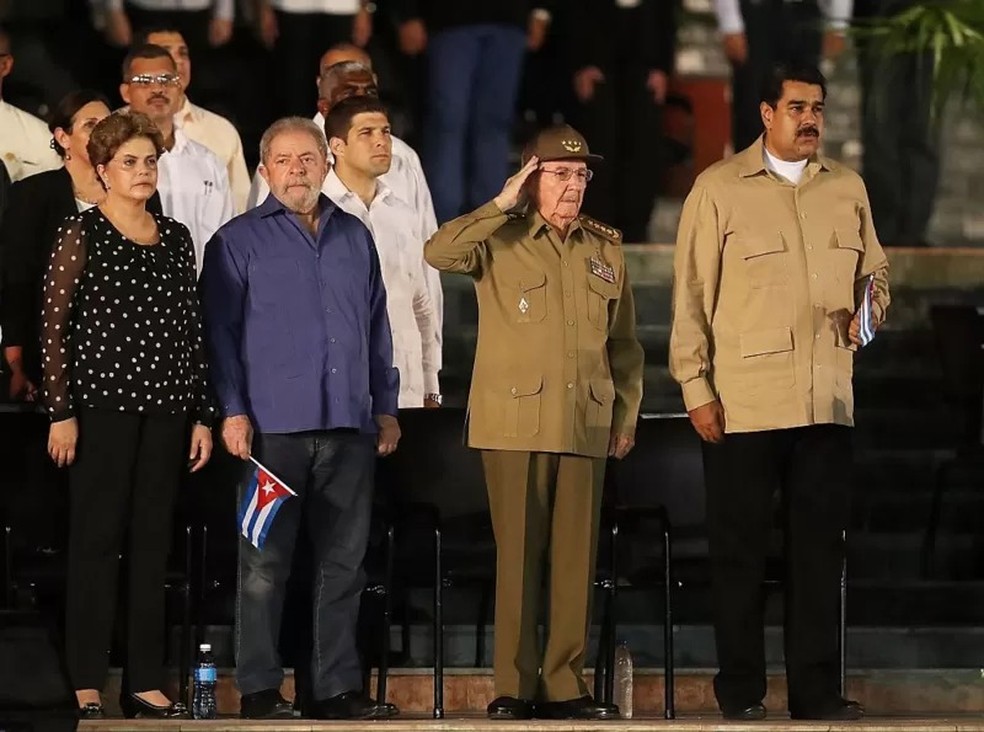 Então presidente cubano Raul Castro (2º à direita) ao lado Dilma Rousseff, Lula e Nicolás Maduro (à direita) durante homenagem a Fidel Castro em 2016 — Foto: GETTY via BBC