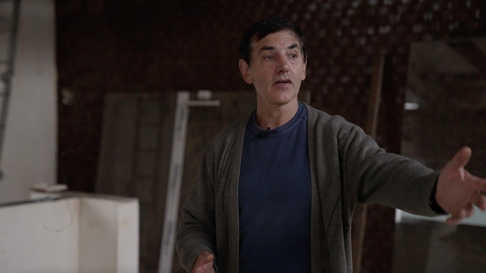 BBC News fonte — Foto: O empresário Pedro Henrique Bonatto, de Lajeado, perdeu parte do seu estoque com as inundações