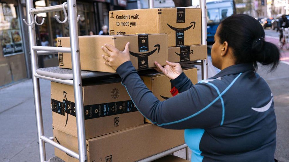 Em 2024, a Amazon realizou 6,3 bilhões de entregas nos Estados Unidos. — Foto: BBC News fonte
