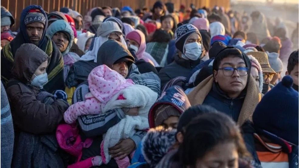 Imigrantes acampados ao longo da cerca da fronteira em El Paso, no Texas — Foto: GETTY IMAGES  via BBC