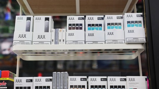 Cigarros eletrônicos: FDA revoga proibição de vapes da Juul