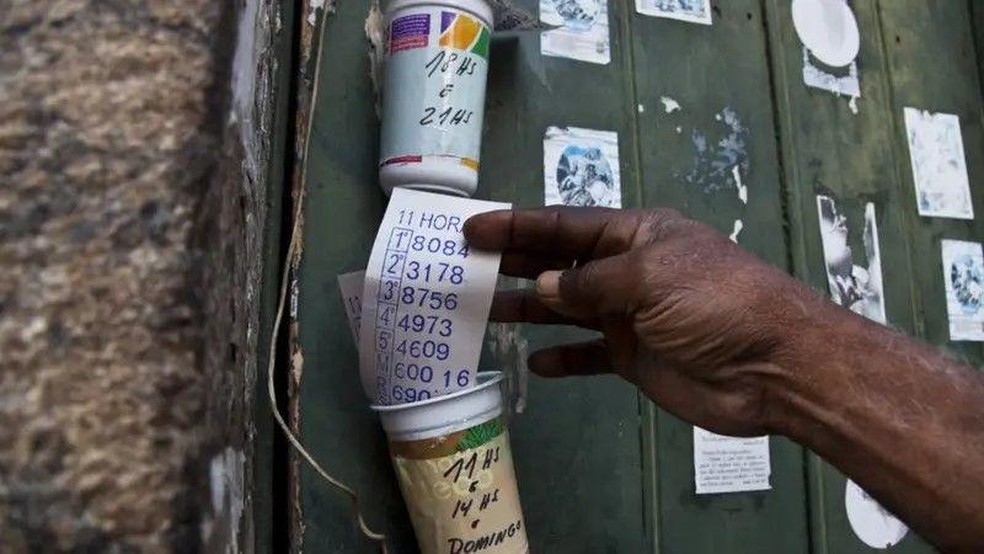 Exposição pública de resultados é estratégia para melhorar reputação e criar confiança em prática ilegal — Foto: BBC News fonte