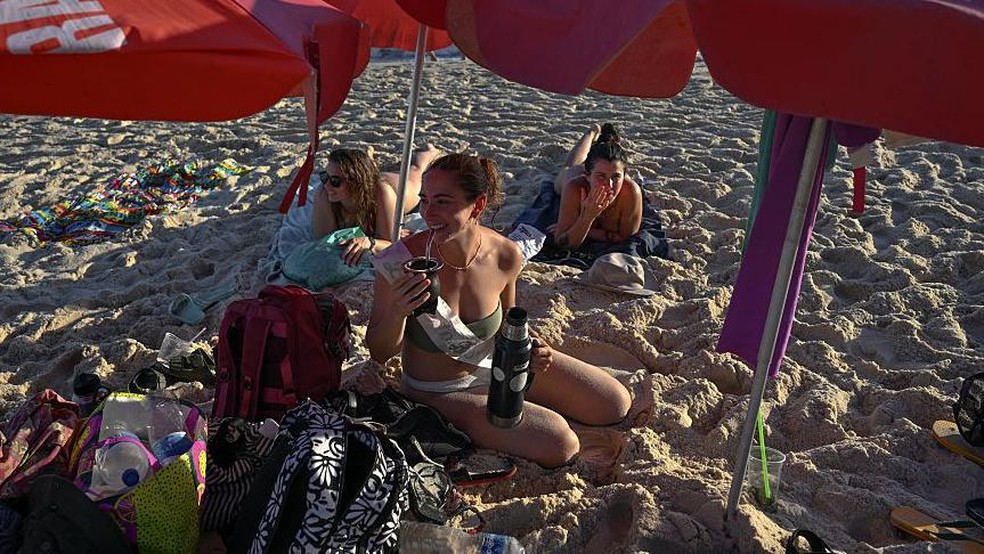 Amigas argentinas curtem praia no Rio — Foto: BBC News fonte