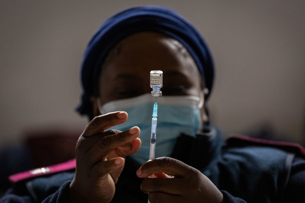 Profissional de saúde prepara uma dose de vacina contra covid-19 no Athlone Stadium, na Cidade do Cabo, África do Sul, em 2021 — Foto: Getty Images