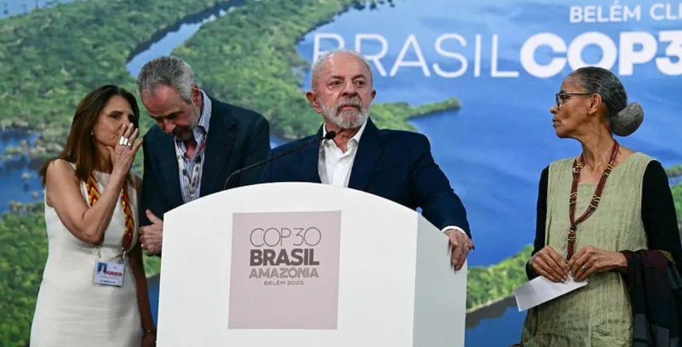 O presidente do Brasil, Luiz Inácio Lula da Silva (C), fala ao lado da ministra do Meio Ambiente, Marina Silva (D), do presidente da COP30, André Corrêa do Lago (2º à esq.), e da CEO da COP30, Ana Toni, durante uma coletiva de imprensa na COP30PABLO PORCIUNCULA/AFP via Getty Images — Foto: PABLO PORCIUNCULA/AFP via Getty Images/BBC