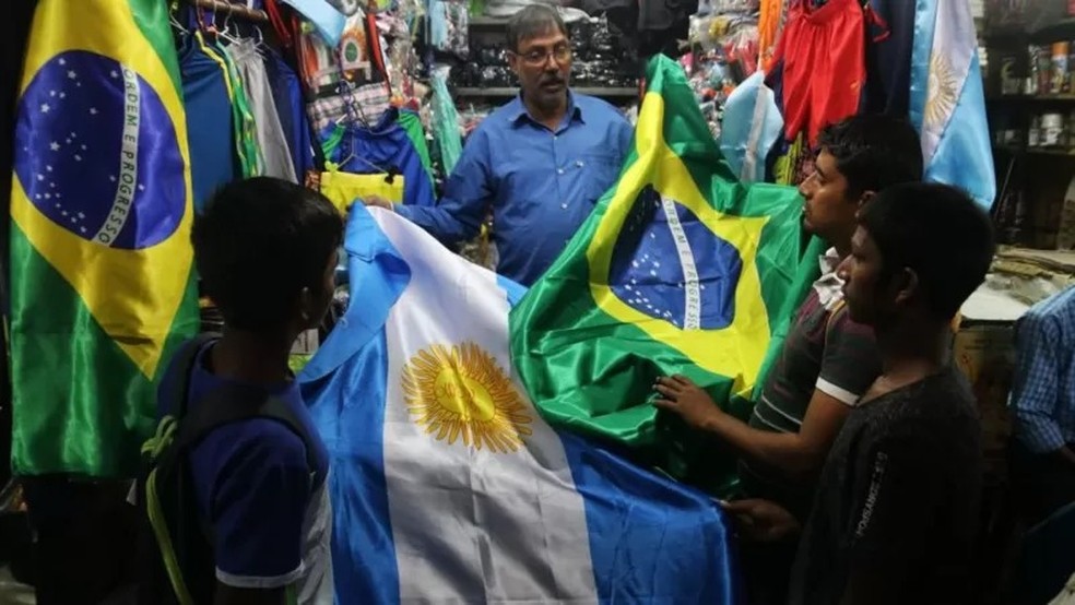 Loja vende bandeiras de Argentina e Brasil na cidade indiana de Calcutá — Foto: GETTY IMAGES via BBC