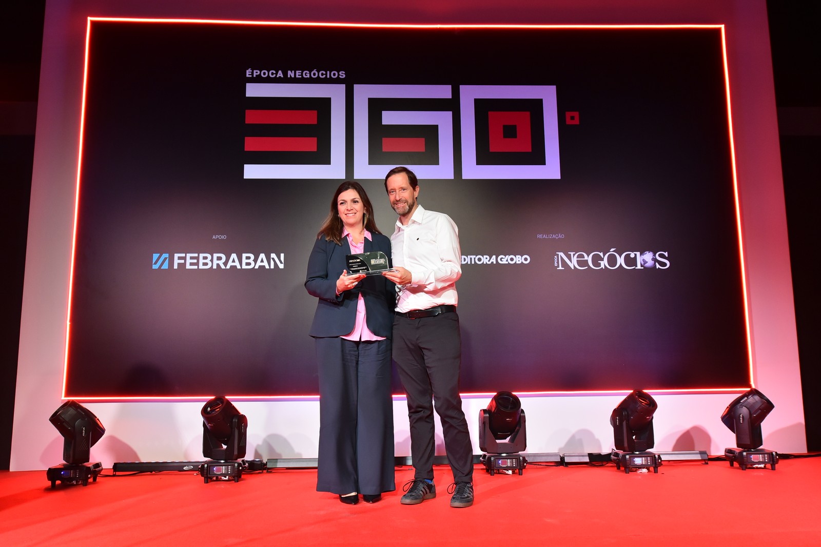 Em Eletroeletrônica, o prêmio foi para a Intelbras. Juliana Moser, Executiva de Marketing, foi quem recebeu o troféu — Foto: Flavio Santana