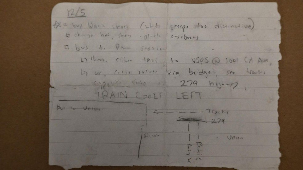 Os promotores disseram que Mangione carregava um bilhete que parecia ser uma lista de tarefas, com instruções para "trocar de chapéu, sapatos e depilar as sobrancelhas". — Foto: BBC News fonte