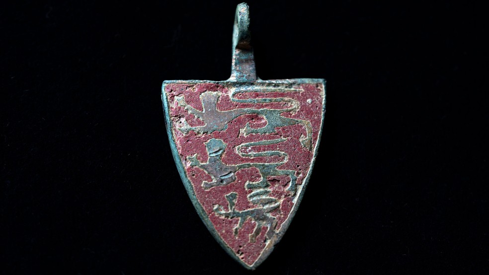 Pingente de ouro com "três leões", dos séculos 13 e 14 — Foto: BBC News fonte