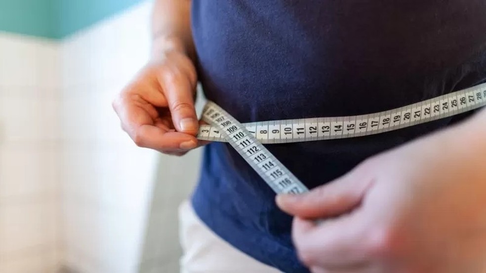 Excesso de peso, principalmente na região do abdômen, é um fator que aumenta o risco de doenças cardíacas — Foto: GETTY IMAGES via BBC