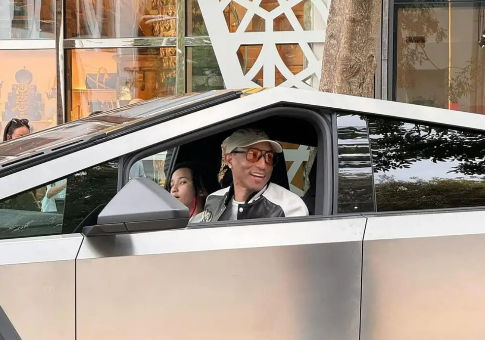 Pharrell Williams passa perrengue para estacionar seu Tesla Cybertruck