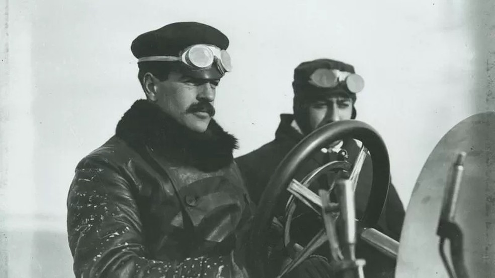 William K. Vanderbilt II era outro fã de velocidade. Aqui competindo em 1904 — Foto: GETTY IMAGES via BBC