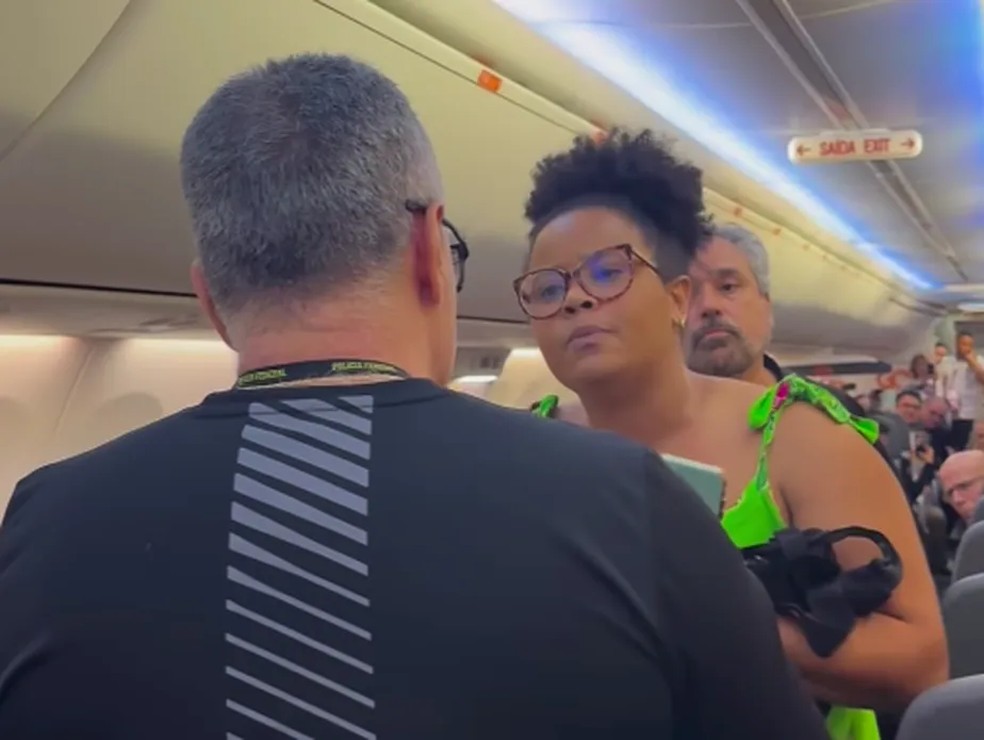 Samantha Vitena foi retirada de um avião da companhia aérea que voaria para São Paulo na noite de sexta-feira, 28 — Foto: Reprodução