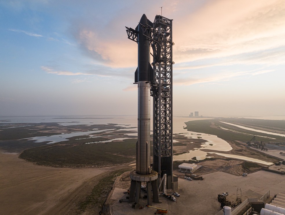 A Starship é a nave mais potente já lançado pela SpaceX: objetivo é fazer uma órbita quase completa em torno da Terra — Foto: Reprodução/Twitter