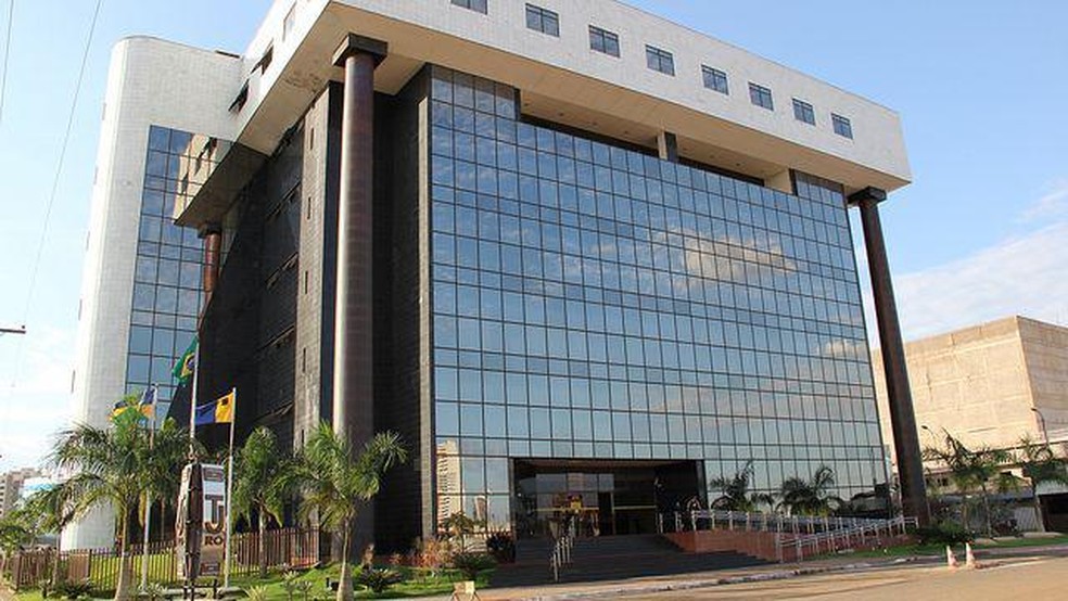 Magistrados do TJRO receberam uma média de mais R$ 4 mil de auxílio-alimentação e mais de R$ 11 mil de auxílio-saúde em 2025, segundo Carazza — Foto: BBC News fonte