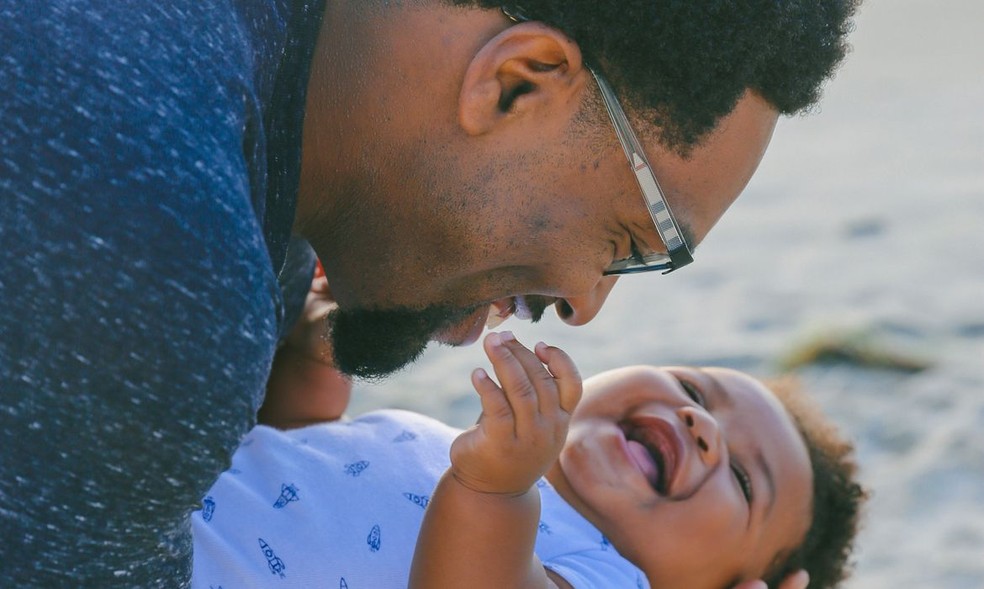 Estudo do Instituto Promundo revela que seis em cada dez pais negros (65%) já sofreram discriminação quanto aos cuidados que têm com os filhos — Foto: Kingofkings_LJ/Pixabay