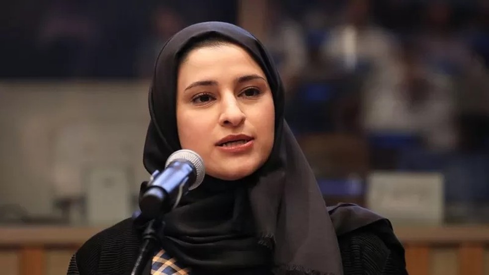 Sarah Al Amiri foi chefe de ciências da missão. Atualmente, ela ocupa um ministério no governo dos Emirados — Foto: ROB KIM/GETTY IMAGES via BBC