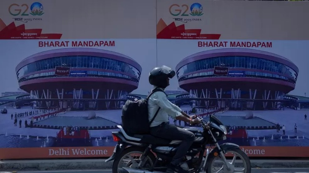 Painel do G20 em Nova Déli traz foto e nome de centro de eventos que inclui o nome em hindi do país, Bharat — Foto: REUTERS/ADNAN ABIDI via BBC