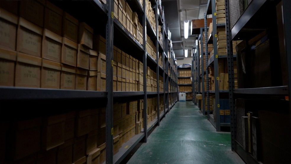 Os arquivos no porão do Hospital St. Mark's contêm uma amostra de cada câncer de intestino removido naquele local — Foto: BBC News fonte