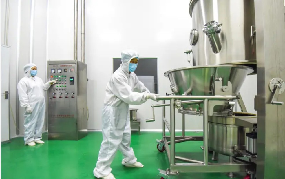 Peptídeos bioativos são produzidos em uma fábrica em Jingzhou, no centro da China — Foto: Getty Images via BBC News