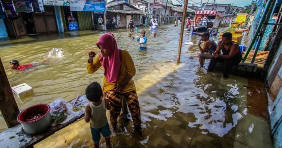 A capital da Indonésia, Jacarta, fica ao longo da costa norte de Java e está entre as áreas ameaçadas por inundações provocadas pela maré — Foto: Anadolu via Getty Images