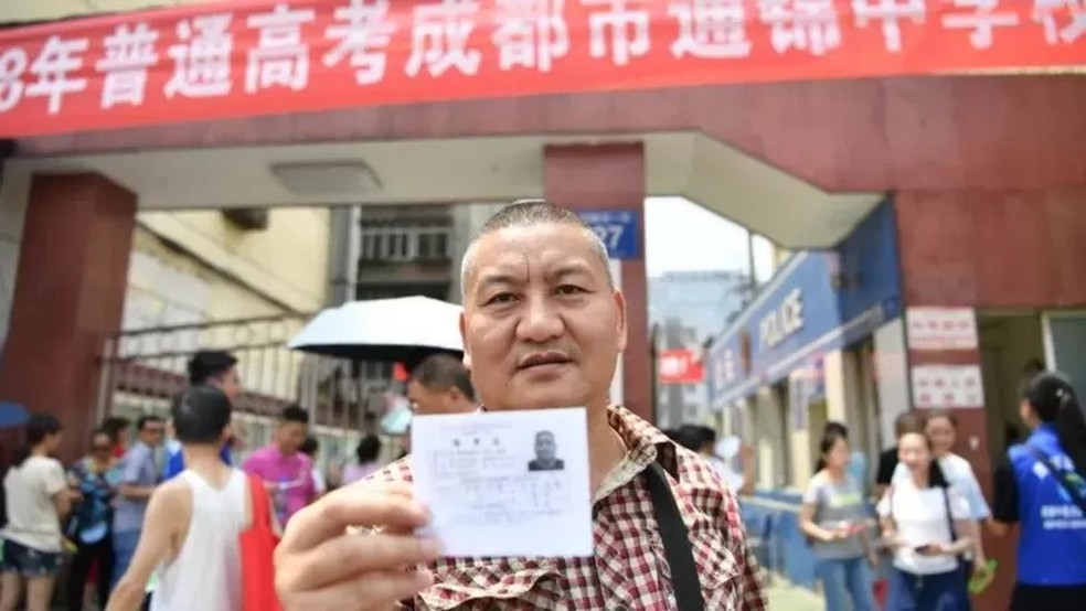 Liang Shi, retratado aqui em 2018, vem tentando passar nos exames dezenas de vezes desde 1983 — Foto: GETTY IMAGES via BBC