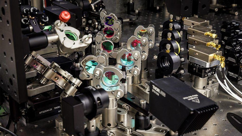 Equipamentos de pesquisa para a criação de cristais de vidro desenvolvidos pela Microsoft — Foto: BBC News fonte