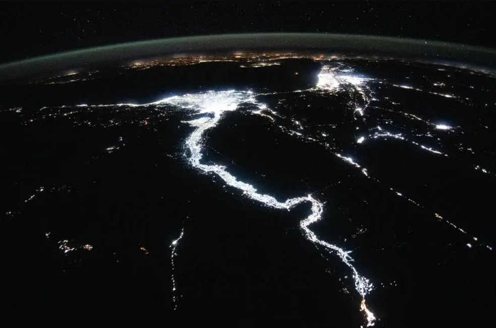 As luzes noturnas da civilização destacam o Rio Nilo e delineiam vagamente as margens do Mar Vermelho, o Golfo de Suez e o Golfo de Aqaba por volta da meia-noite — Foto: Nasa