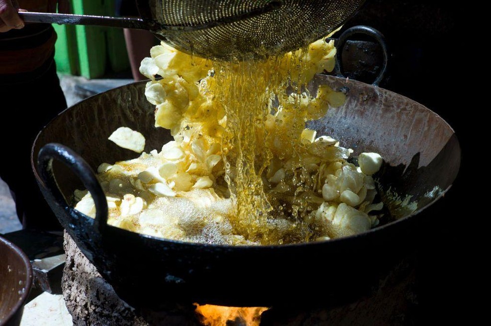 Alimentos fritos, frequentemente ricos em carboidratos e gorduras, são amplamente consumidos na Índia — Foto: BBC News fonte