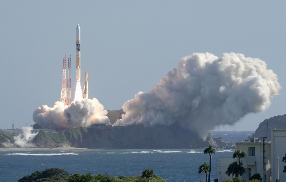 Foguete H-IIA carregando nave de exploração lunar japonesa Slim decola em Tanegashima — Foto: Kyodo/via REUTERS