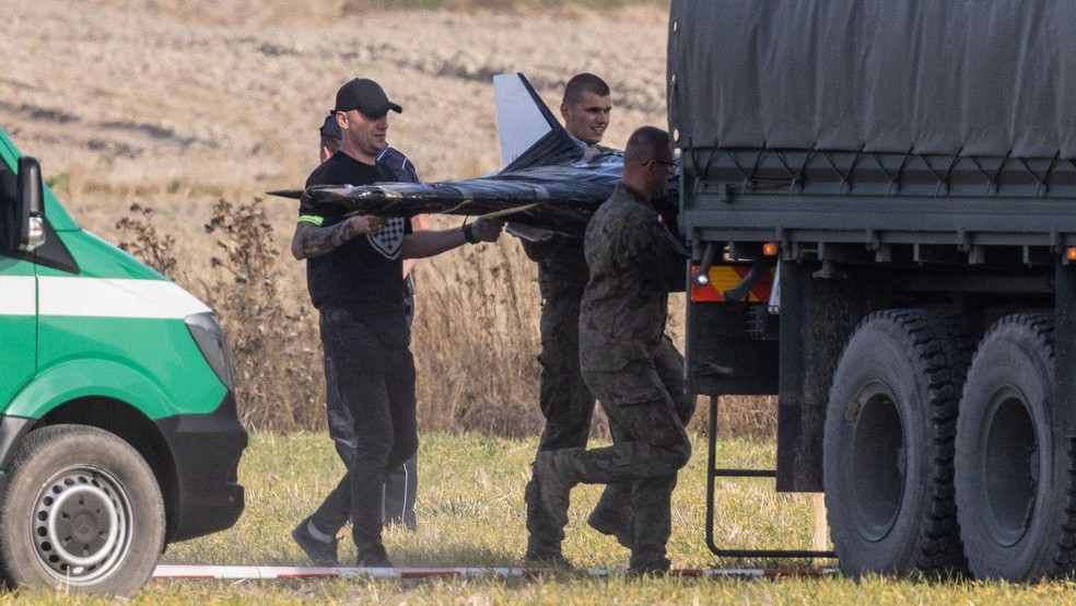 Tropas no local da queda de um drone russo no leste da Polônia, em 10 de setembro deste ano. Naquele dia, o governo polonês registrou 19 incursões de drones russos, das quais ao menos três foram abatidas por aeronaves da Polônia e de outros países da Otan — Foto: BBC News fonte