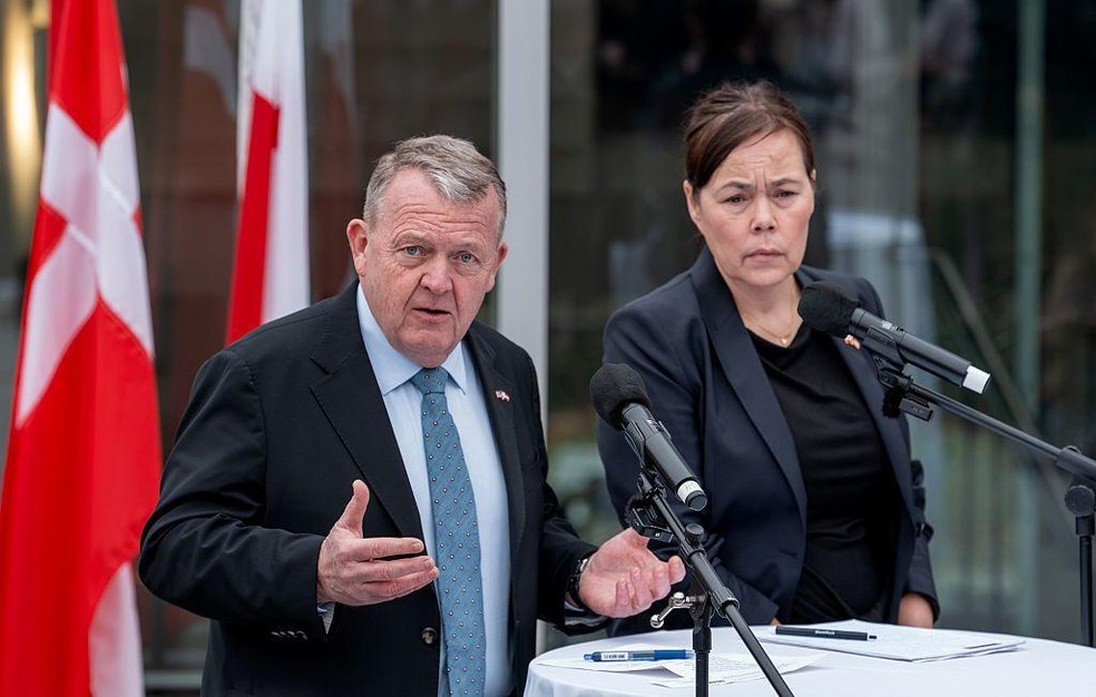 Os ministros das Relações Exteriores da Dinamarca, Lars Lokke Rasmussen (esq.a), e da Groenlândia, Vivian Motzfeldt, visitaram Washington esta semana. — Foto: BBC News fonte
