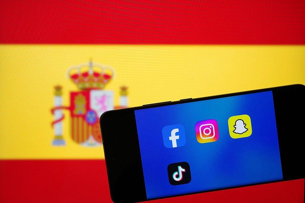 O governo da Espanha foi o mais recente a anunciar medidas para proteger menores dos riscos das redes sociais — Foto: BBC News fonte