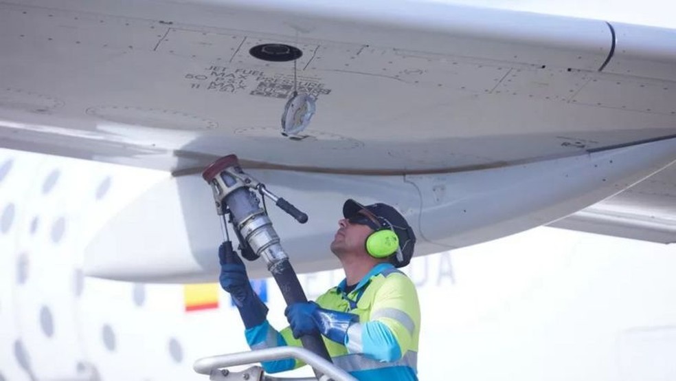 As companhias aéreas estão sob pressão para reduzir as emissões causadas pela queima de combustíveis fósseis — Foto: Getty Images via BBC News Brasil