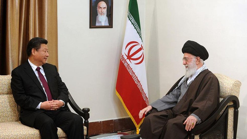Xi e Khamenei na capital iraniana, Teerã, em 2016 — Foto: BBC News fonte
