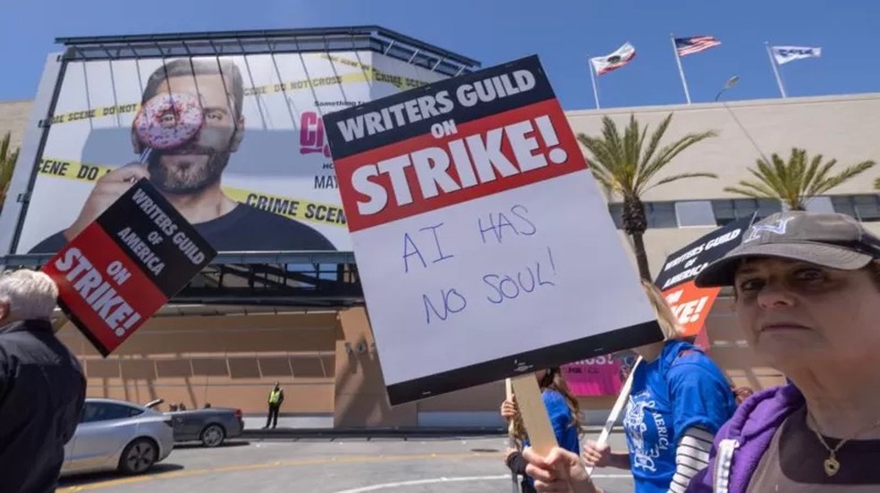Cartaz na greve dos roteiristas de Hollywood diz: "A inteligência artificial não tem alma" — Foto: GETTY IMAGES via BBC