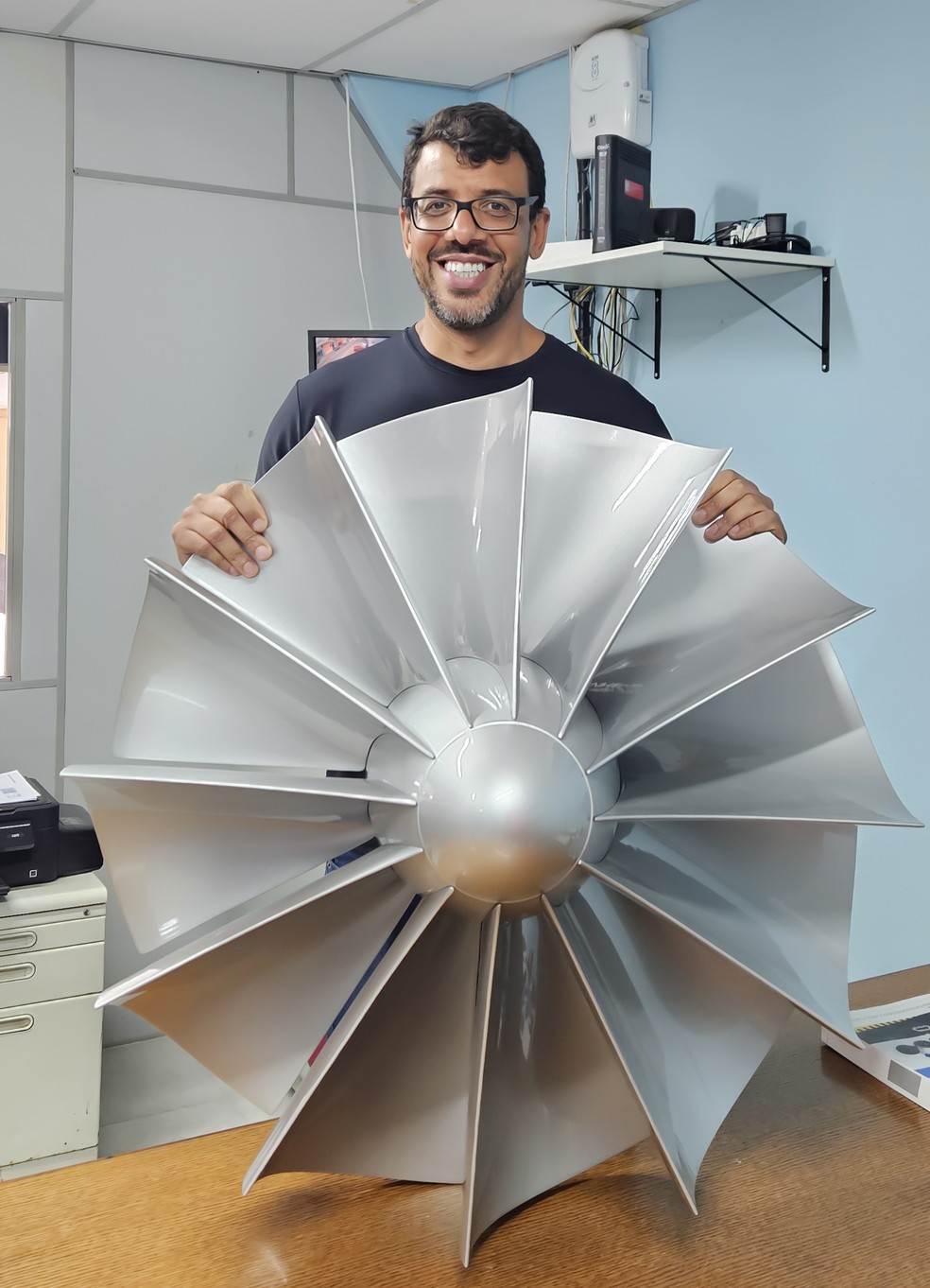 Mauricio Queiroz, físico e CEO da Tidalwatt, com sua invenção — Foto: Divulgação