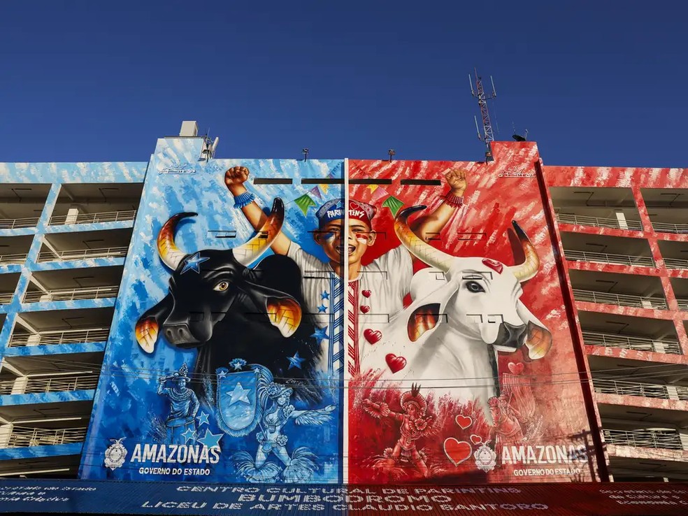 Mural dos bumbás Boi Caprichoso e Boi Garantido decora o Bumbódromo para 57º Festival Folclórico de Parintins. — Foto: Fernando Frazão/Agência Brasil